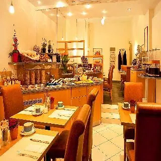 מלון Plaza 3*